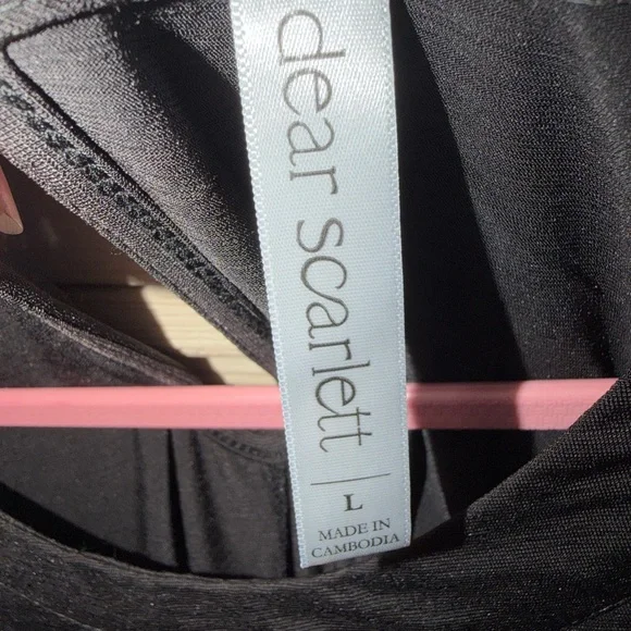 Sleeveless Black Pleated-Neck Tank Top - Picture 2 of 4